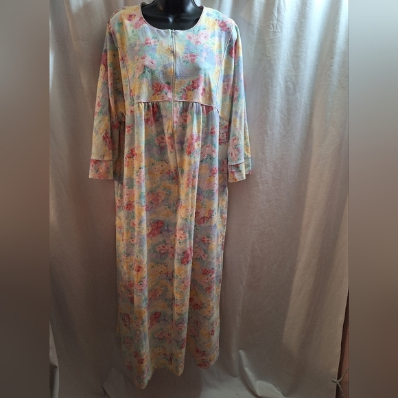 Amanda Stewart vintage nightgown robe /Muumuu floral size large has pockets. - Picture 2 of 7